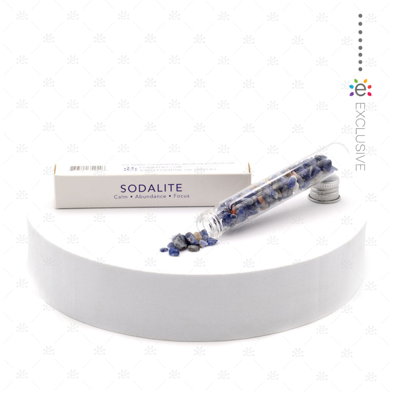 Sodaliet edelsteen chips met blauwe en witte kleurschakeringen, geschikt voor DIY-creaties en het vullen van edelsteen rollerflessen.